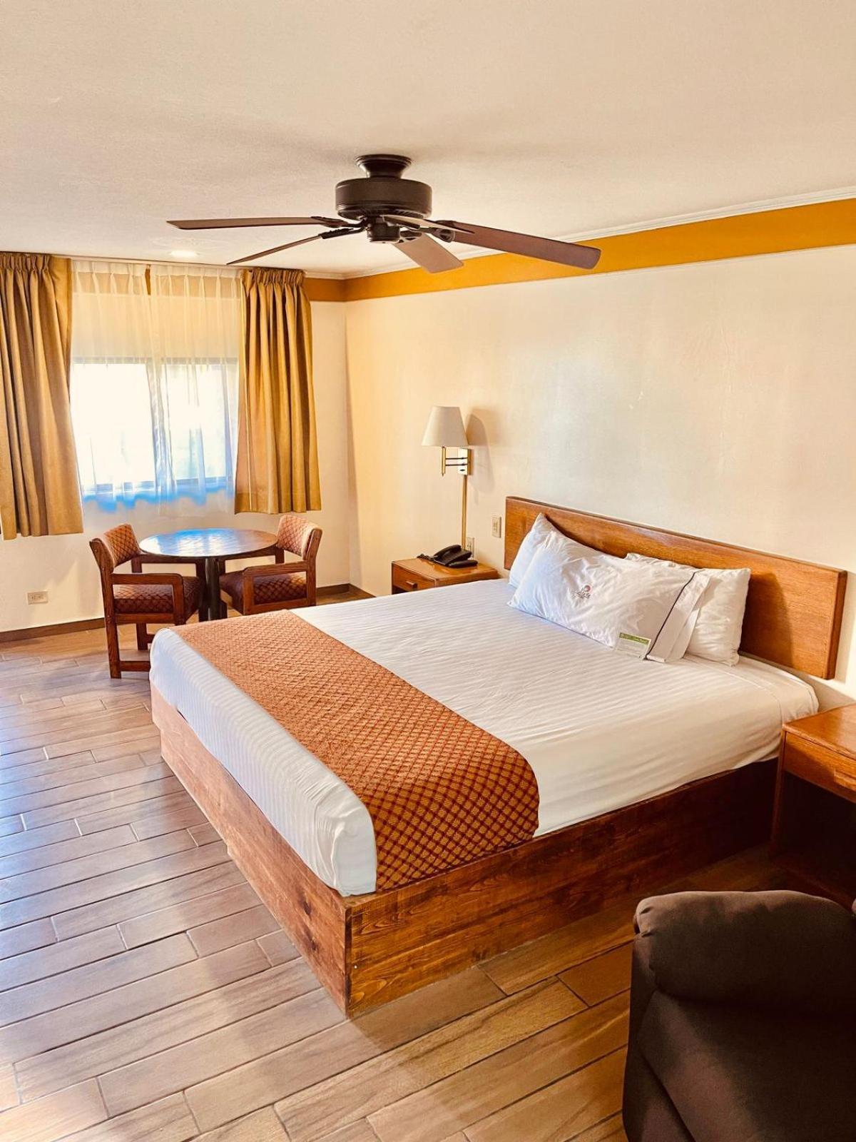 Hotel Santa Fe Camargo Екстериор снимка