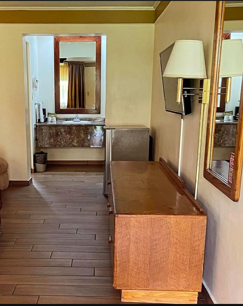Hotel Santa Fe Camargo Екстериор снимка